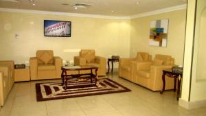 沙迦的住宿－Al Sharq Hotel - BAITHANS，带沙发和桌子的等候室
