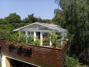 Zahrada ubytování Greenhouse just 15 min from the Old Town