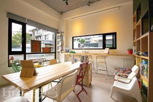 a room with a table and some chairs and a counter at A-nana Cottage in Puli