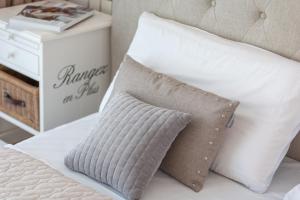 ein Kissen auf einem Bett neben einem Kissenbezug in der Unterkunft Appartement - Kleine Auszeit in Binz