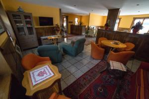 an overhead view of a restaurant with chairs and tables at Hotel Le Clocher in Champoluc