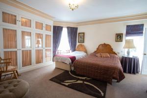 Un pat sau paturi într-o cameră la Fines Bayliwick Hotel