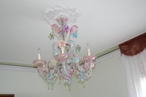 lampadario pendente appeso a un soffitto in una stanza di Da Emi E Giuly a Mestre