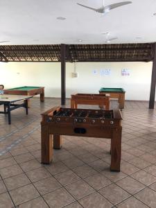 una habitación con dos mesas de ping pong. en Porto Real The View, en Mangaratiba