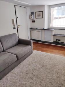 uma sala de estar com um sofá e um tapete em Casa Daniele em Gênova