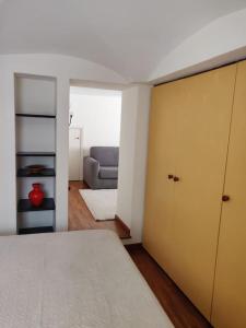 um quarto com uma cama e um quarto com um sofá em Casa Daniele em Gênova