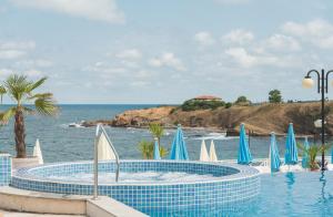 Bazén v ubytování Hotel Eskada Beach nebo v jeho okolí