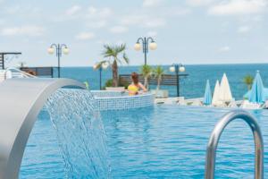 Bazén v ubytování Hotel Eskada Beach nebo v jeho okolí