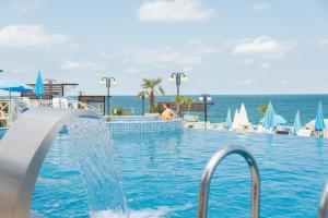 Bazén v ubytování Hotel Eskada Beach nebo v jeho okolí