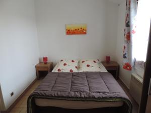 a bed in a room with two pillows and a window at Gite Le Bois Fleuri in Illiers