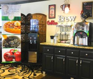 una cafetería con una máquina de bebidas junto a un mostrador en Quality Inn Jonesville I-77, en Jonesville