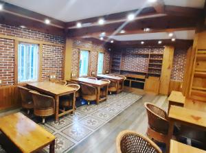 Un restaurante u otro lugar para comer en Kiwi Backpackers Hostel Pokhara
