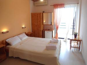 Llit o llits en una habitació de Arilla Beach Hotel