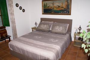 1 dormitorio con 1 cama y una pintura en la pared en La Cañota King Rooms Adults Only, en Talara