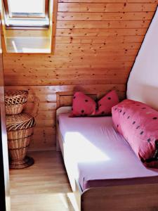 Habitación pequeña con 1 cama en una cabaña en VOLL ausgestattete DG- Wohnung in HDH ruhige zentrale Lage, en Heidenheim an der Brenz