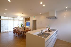 Een keuken of kitchenette bij Naha - Apartment / Vacation STAY 48591