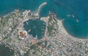 una vista aérea de una ciudad junto al océano en Casette sul Porto en Ischia