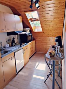 eine Küche mit einem Waschbecken und einem Tisch darin in der Unterkunft VOLL ausgestattete DG- Wohnung in HDH ruhige zentrale Lage in Heidenheim