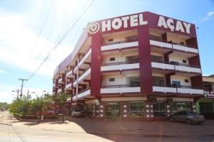 un edificio de la agencia del hotel con un coche aparcado delante en Hotel Açay, en Santarém