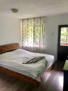 Katil atau katil-katil dalam bilik di Cabana Caprioara - Piatra Craiului