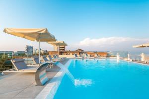Bazén v ubytování Hotel Vittoria nebo v jeho okolí