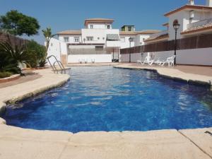 una piscina en una casa de agua azul en Mirador de Turre, en Turre
