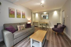 un soggiorno con divano e tavolo di Crewe Short Lets 4 Victoria Court, Crewe a Crewe