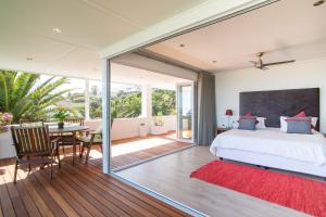 Un dormitorio con una cama y un comedor con una mesa. en Funkey Villas Cape Town, en Ciudad del Cabo 207 fotos más