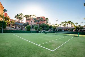 una pista de tenis con una red de tenis en Cabo Cottage Authentic Mexican Design Overlooking The Beach en Cabo San Lucas