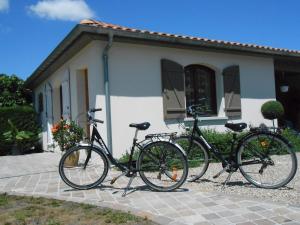 dos bicicletas estacionadas frente a una casa en Studio indépendant mios bourg, en Mios