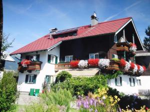 a house with flowers on the side of it at Landhaus Gassner in Bruck an der Großglocknerstraße