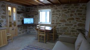 A television and/or entertainment centre at Casas da Villa - Monsanto - Oliveira e Videira