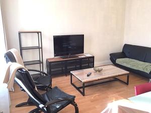 un soggiorno con divano e TV di Le MONTREAL F3 (2 chambres) Centre Ville/ GareTGV a Mulhouse