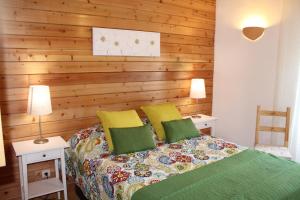 Ένα ή περισσότερα κρεβάτια σε δωμάτιο στο Serapicos House