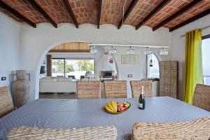 ein Esszimmer mit einem Tisch und einer Obstschale darauf in der Unterkunft Casa Las Rocas in Santa Úrsula