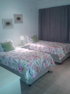 2 nebeneinander sitzende Betten in einem Schlafzimmer in der Unterkunft The Shore's in Southbroom