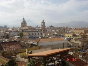 uma vista para uma cidade com telhados e edifícios em Rosella Bianchi em Palermo