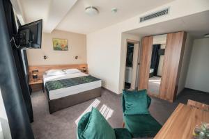 سرير أو أسرّة في غرفة في Hotel Aloha