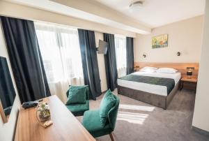 سرير أو أسرّة في غرفة في Hotel Aloha
