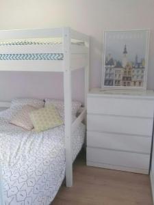 een slaapkamer met een stapelbed en een dressoir bij Le Clos Mathilde in Cabourg