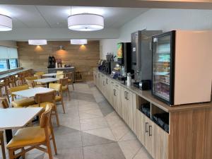 Days Inn & Suites by Wyndham Duluth by the Mall tesisinde bir restoran veya yemek mekanı