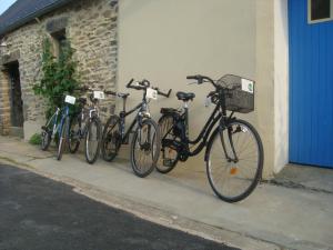 tres bicicletas están estacionadas al lado de un edificio en La Medina en Surtainville