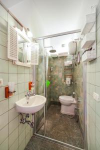 ein Bad mit einem Waschbecken und einem WC in der Unterkunft B&B La Bouganville di Serena in Fondi