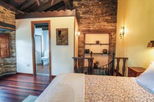 1 dormitorio con 1 cama y baño en Apartamentos Rurales Casa Riveras, en Santa Eulalia de Oscos