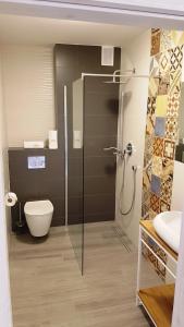 y baño con ducha, aseo y lavamanos. en Szczawnica Apartament C6 en Szczawnica