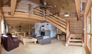 een woonkamer met een gewelfd plafond en een open haard bij Chata na Kowalówkach - domek w górach - blisko szlaków i wyciągu in Piwniczna