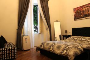 - une chambre avec un lit et une fenêtre dans l'établissement La dimora dell’Artista, à Palerme
