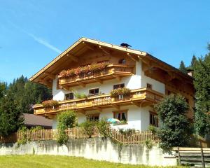 a house with a balcony with flowers on it at Haus Sonnleiten in Gerlos