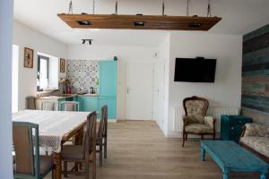 Una cocina y un comedor con mesa y sillas. en Pasieka Smakulskich, en Pakosław