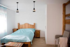 מיטה או מיטות בחדר ב-Pasieka Smakulskich